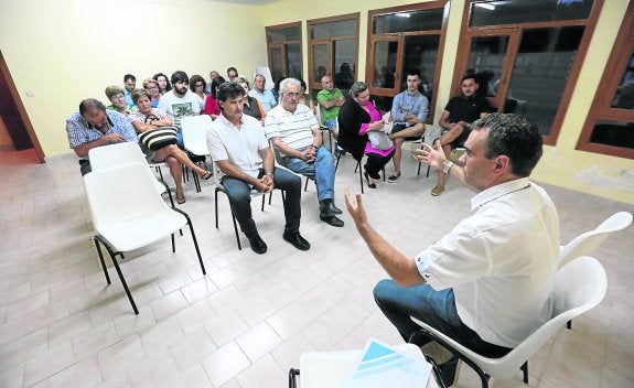 Un momento del encuentro matenido ayer por el alcalde de Corvera con los vecinos de Solís. 