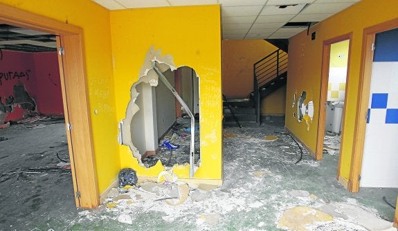 Aspecto que presentaba ayer el interior del edificio del área deportiva de Les Folgueres. 