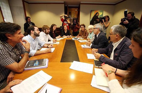 Diputados de Podemos e Izquierda Unida, y el coordinador general de la coalición en la región, Manuel González Orviz, durante las negociaciones previas a la investidura. 