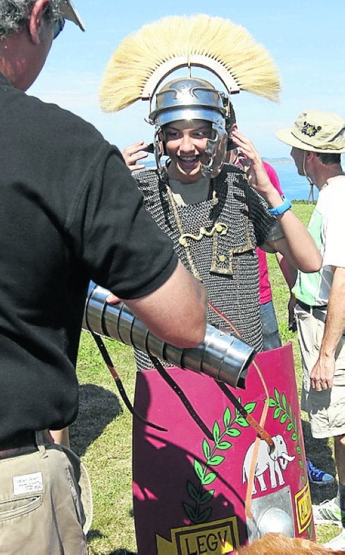 Visitante ataviado con la vestimenta romana. 