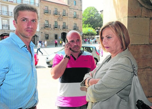 Gómez de la Uz y Daniel Cuartas, con la alcaldesa, a la entrada del Ayuntamiento.