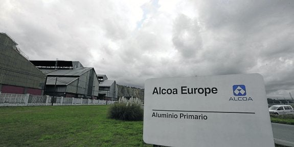 Naves de la factoría que la multinacional Alcoa tiene en Avilés. 