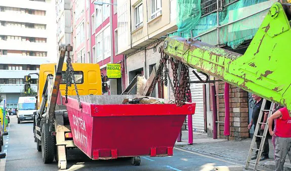 Contenedor que volcó en Fermín Canella por la tarde.