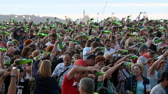 La Fiesta de la Sidra Natural de Gijón reúne cada año a miles de escanciadores en la playa de Poniente.