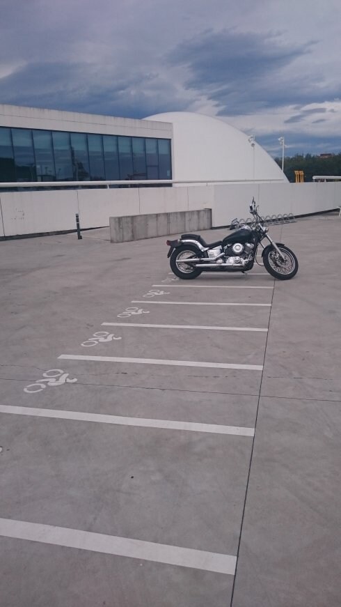 Espacio para las motos en el Niemeyer