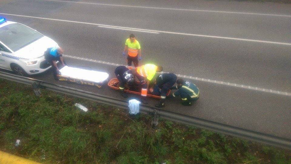 Momento del rescate del hombre por los Bomberos