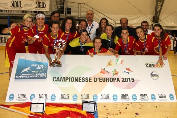 Las integrantes de la selección española celebran el título de campeonas logrado en Italia. 