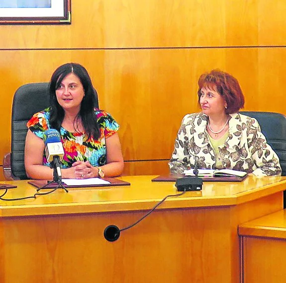 La alcaldesa Amelia Fernández y la escritora Nieves Viesca, ayer. 