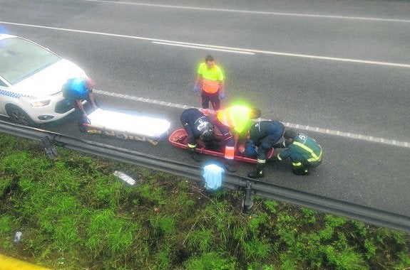 El herido es trasladado en camilla tras ser rescatado del río. 