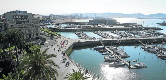 Puerto deportivo del Muelle, gestionado por iniciativa privada mediante concesión de la Autoridad Portuaria. 