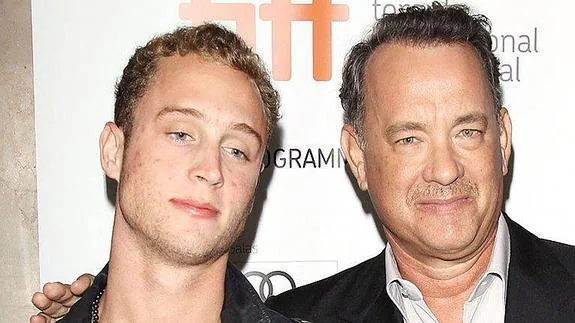 Chester Hanks junto a su padre