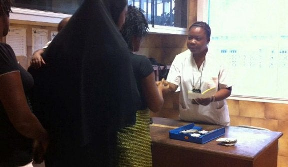  Imagen facilitada por la Orden Hospitalaria de San Juan de Dios de la monja congolesa Chantal Pascaline en plena jornada de trabajo, poco antes de morir. Falleció hace ahora un año a causa del ébola . 