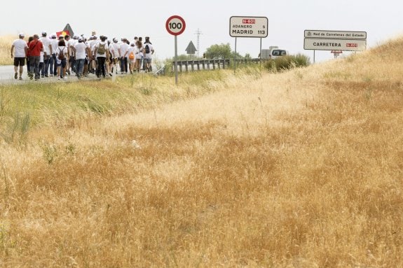 Componentes de la 'marcha blanca', el pasado lunes, a su paso por la provincia de Ávila de camino a Madrid, adonde tienen previsto llegar este viernes. 