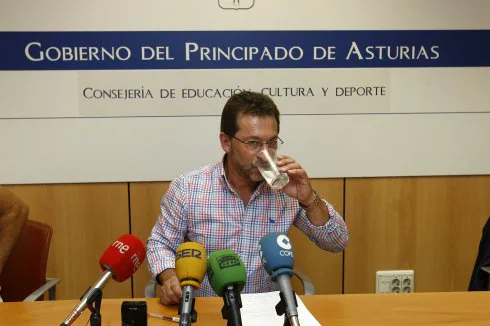 El nuevo consejero de Educación, Genaro Alonso, bebe un vaso de agua antes de iniciar la rueda de prensa en Oviedo en la que pidió disculpas a los interinos. 
