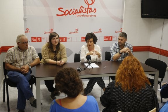 María Fernández, segunda por la derecha, con varios ediles de su formación política. 