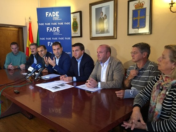 Los miembros de la mesa de turismo de Fade, ayer, junto al alcalde de Cangas de Onís. 