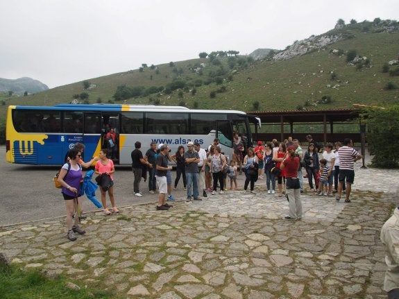 Un grupo de usuarios del Plan de Transporte a los Lagos de Covadonga a su llegada al aparcamiento de Buferrera, hasta donde llegan las lanzaderas. 