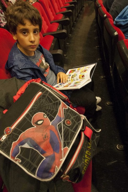 Un niño lee un cómic en la edición de 2013 de las jornadas. 