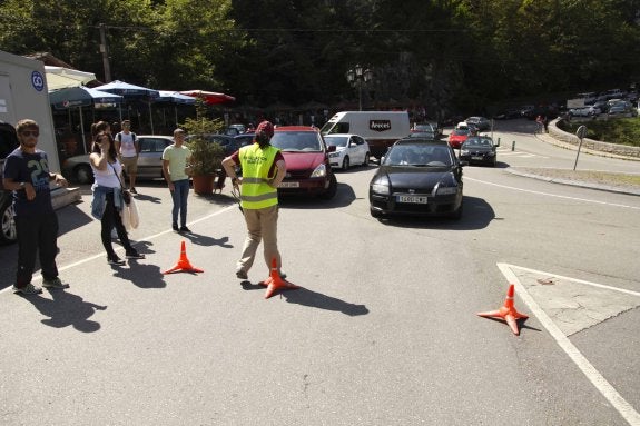 El acceso a la carretera de los Lagos de Covadonga, cortado al tráfico en sentido ascendente durante la jornada de ayer. 