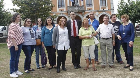 El alcalde de Ribadedeva posa con varios vecinos frente al ayuntamiento. 