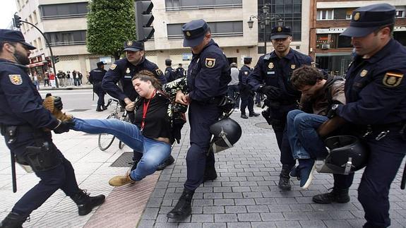 La Policía desaloja a varios jóvenes del centro social en junio de 2014. 