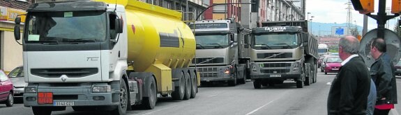 Camiones circulando por La Calzada, una de las zonas que soporta mayor densidad de tráfico de la ciudad. 