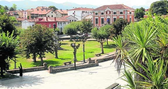 La plaza Manuel Ibáñez, junto con la casa consistorial, la iglesia y los edificios aledaños, hicieron de Colombres una de las villas más modernas de principios del siglo XX. 