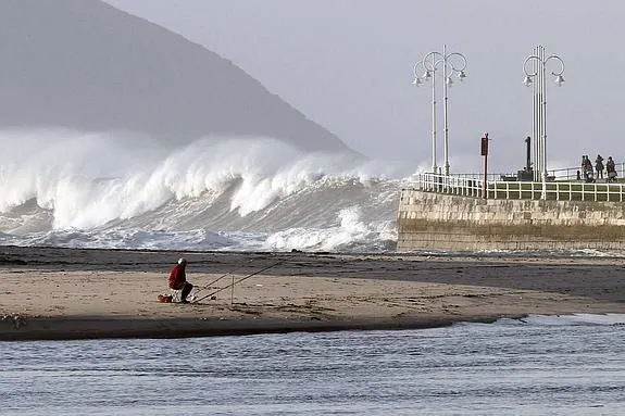 Grandes olas en la playa de Santa Marina.