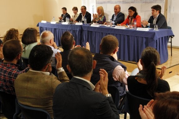 Parte del Comité Ejecutivo Regional del PP aplaude a Fernando Goñi tras anunciar Mercedes Fernández que será senador.