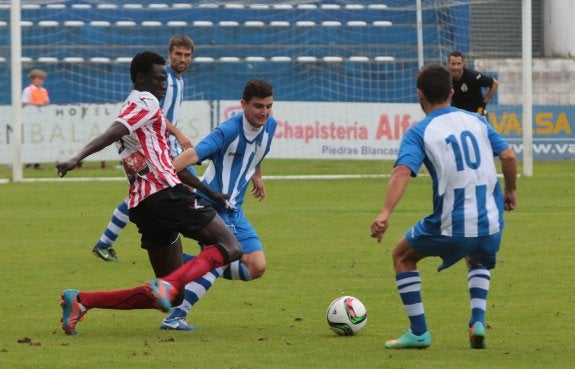 Jorge Sáez ante Saha en el partido ante el Siero. 