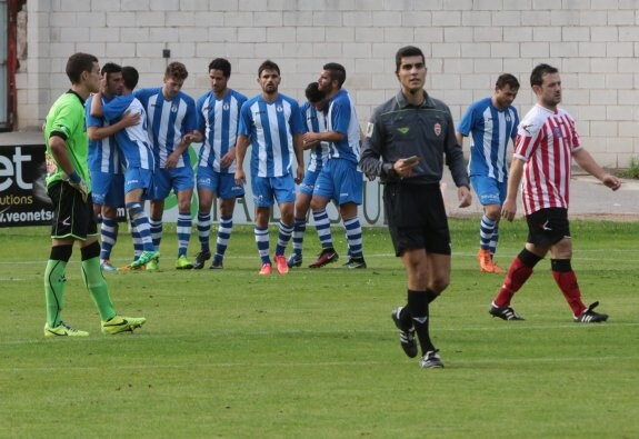 Los jugadores del Avilés celebran uno de sus goles al Siero el pasado domingo en la que fue tercera victoria de la temporada.