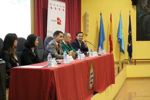 Malva González -becada el pasado año-, Inés Suárez -subdirectora de Estudiantes y Empresas de la EPI-, Luis José Rodríguez -vicerrector de Estudiantes de la Universidad-, Del Rosal y González-Lamuño. 