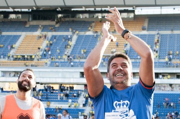 Arturo Elías agradece el apoyo de los aficionados oviedistas en el Ramón de Carranza tras el partido en el que los azules lograron el ascenso a Segunda.