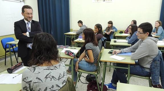 El consejero de Educación, Genaro Alonso, conversó con los alumnos de varias aulas de Bachillerato del instituto Marqués de Casariego, en Tapia. 