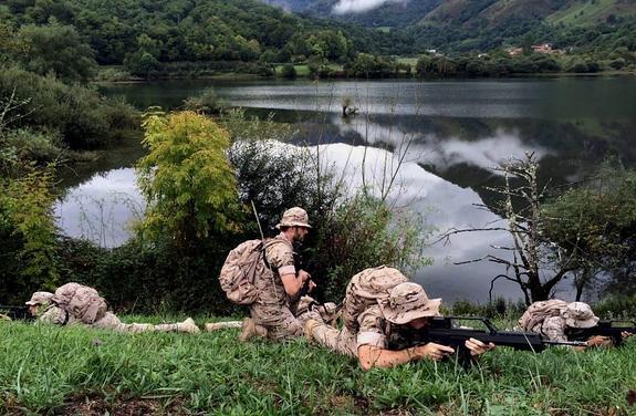 Maniobra junto al embalse de Rioseco, en Redes.