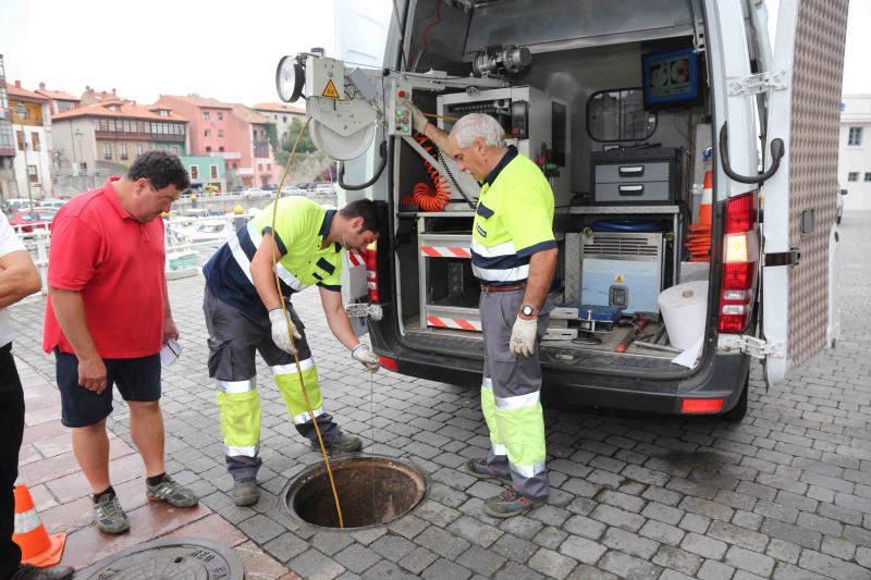 Operarios del servicios de aguas de Llanes en la intervención de hoy.