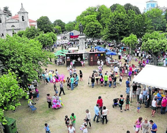 Panorámica de la celebración de la Feria de Indianos de este verano, en su octava edición. 