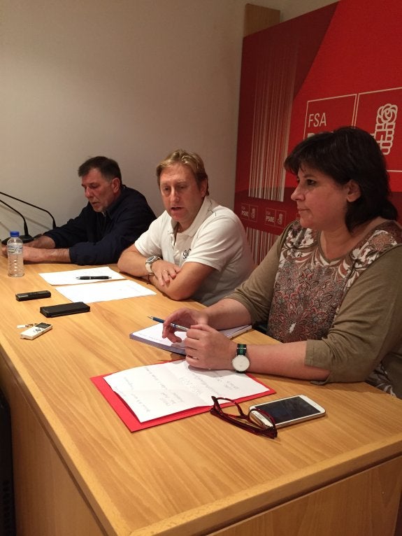 En primer término, Sandra García, número dos del PSOE de Llanes, durante la rueda de prensa ofrecida en la sede esta misma semana. 