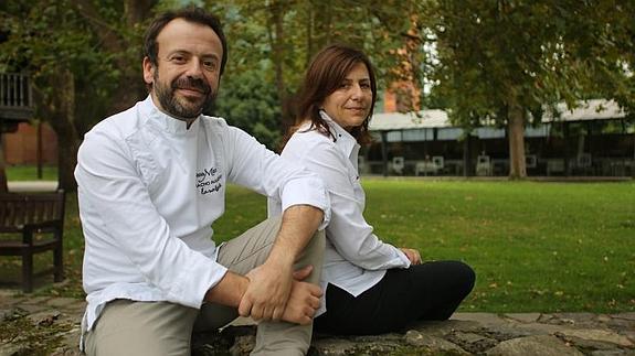 NachoManzano (1971) y Esther Manzano (1969), junto al restaurante La Salgar, en Gijón.