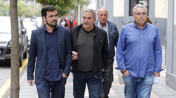 Alberto Garzón, Aníbal Vázquez y Manuel González Orviz , momentos antes de participar hoy en la Casa de Cultura de Mieres. 