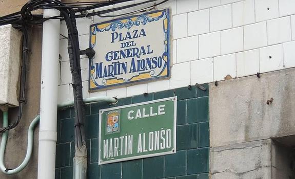 Dos de las placas que IU pide retirar de las calles de Tineo. 