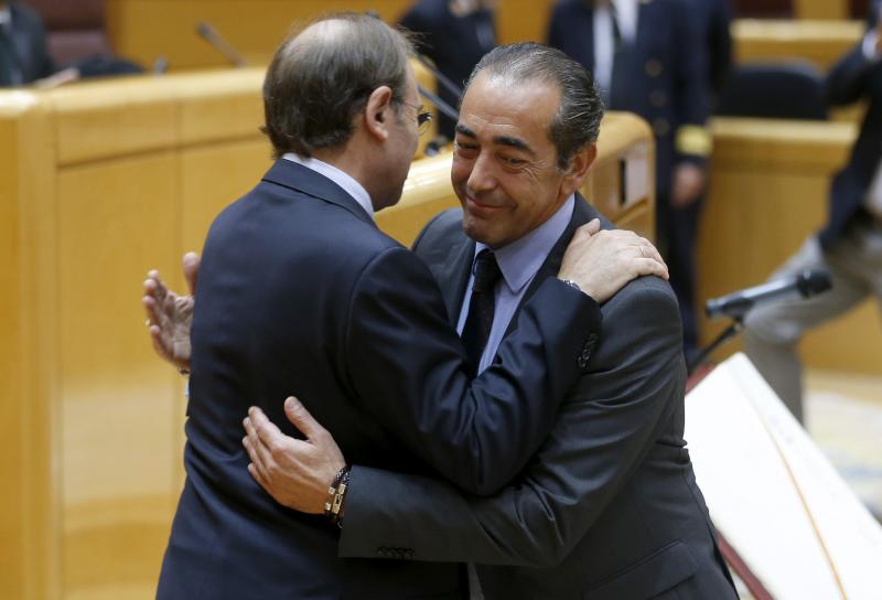 Fernando Goñi es felicitado por el presidente del Senado, Pío García Escudero.