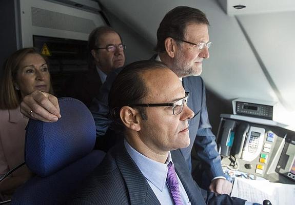 El presidente del Gobierno, Mariano Rajoy acompañado por la ministra de Fomento, Ana Pastor, y el presidente de la Junta de Castilla y León, Juan Vicente Herrera, durante el viaje inaugural de la línea de Alta Velocidad que enlaza Valladolid, Palencia y León.