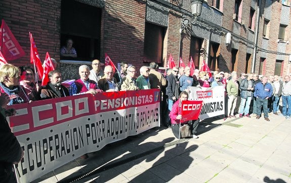 Pensionistas afiliados a CC OO protestan por los recortes económicos. 