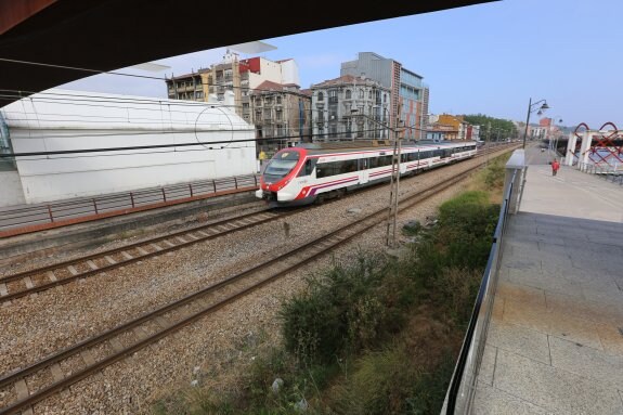 Un tren de cercanías de Renfe circula por la calle de El Muelle. Los primeros de la mañana no permiten enlazar con el Alvia a Madrid. 