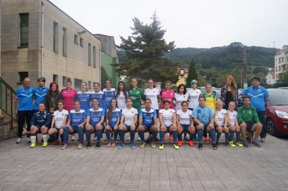 Las jugadoras de los dos equipos femeninos. 