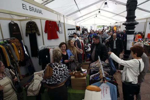 Asistentes a la feria del stock organizada este fin de semana en La Felguera.