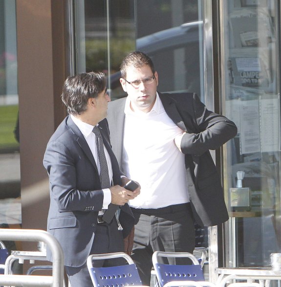 Jordán Suárez en octubre de 2012, con su abogado en los juzgados . 