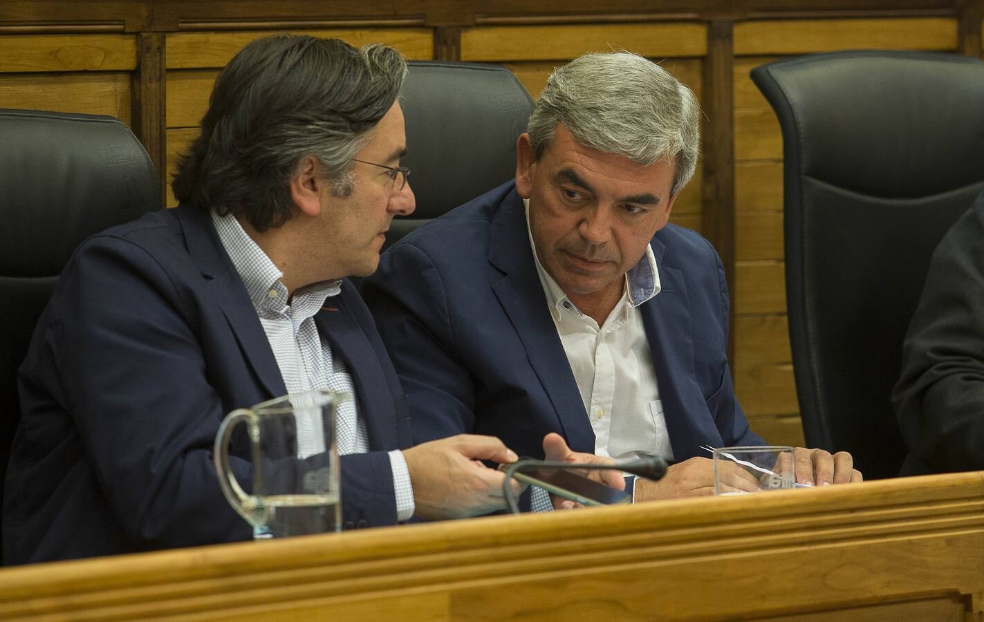 Pablo González y Mariano Marín en un pleno del Ayuntamiento de Gijón.