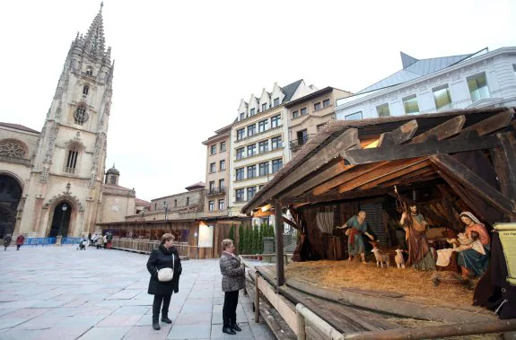 El Belén de la Catedral cuenta con 700 figuras que cada año coloca la Asociación Belenista de Oviedo. Su apertura coincide con el puente de la Constitución 